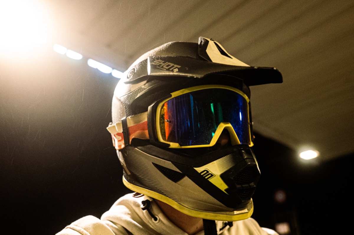 Photographie automobile — moto sous la pluie, vue 1