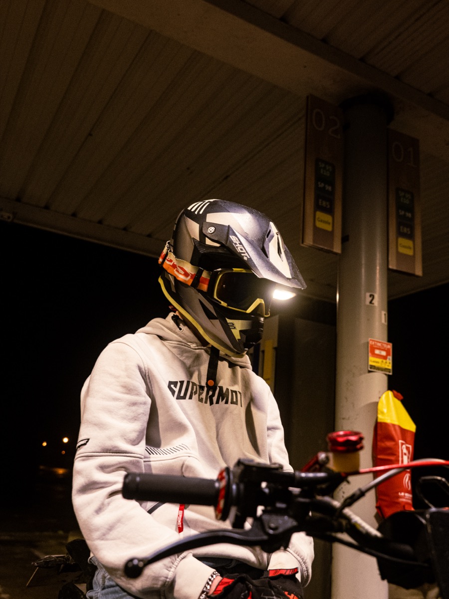 Photographie automobile — moto sous la pluie, vue 3